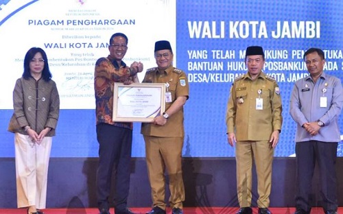 wali kota maulana terima penghargaan dari menkum ri