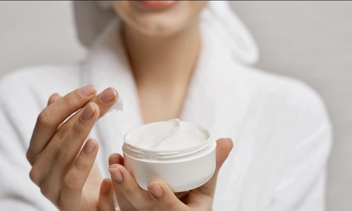 cerita di balik kulit cerah bagaimana menemukan cream pemutih wajah yang aman dan alami