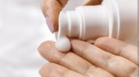 fenomena sunscreen viral tiktok antara tren kecantikan dan edukasi kesehatan kulit yang benar