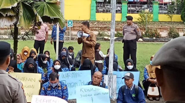Ratusan Guru Pegawai Pemerintah dengan Perjanjian Kerja (PPPK) Paruh Waktu (PW) menggelar aksi protes di depan Kantor Dinas Pendidikan dan Kebudayaan Kabupaten Merangin, Selasa (5/5/2026) pagi.