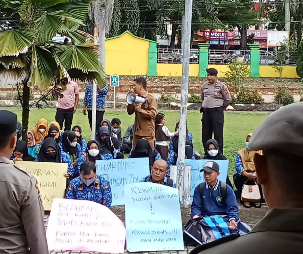 Ratusan Guru Pegawai Pemerintah dengan Perjanjian Kerja (PPPK) Paruh Waktu (PW) menggelar aksi protes di depan Kantor Dinas Pendidikan dan Kebudayaan Kabupaten Merangin, Selasa (5/5/2026) pagi.