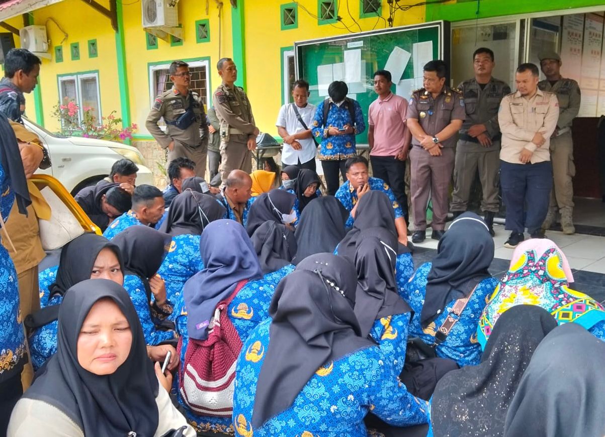 Ketua Aksi Demo Guru PPPK PW, Nata saat meyampaikan tuntutannya. 