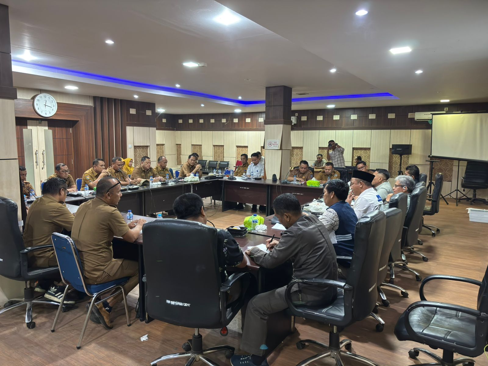 Komisi II DPRD Merangin menggelar Rapat Dengar Pendapat (RDP) bersama BKPSDMD, Dinas Pendidikan dan Kebudayaan, Dinas Kesehatan, Direktur RSUD Kolonel Abundjani Bangko, BPKAD, Inspektorat serta Kabag Hukum Setda Merangin, Senin (11/5/2026).