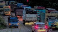 jalan macet akibat truk batubara di jambi