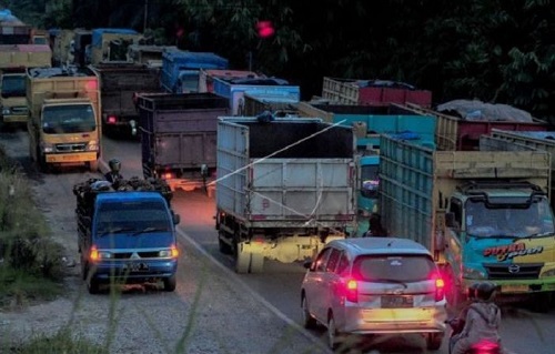 jalan macet akibat truk batubara di jambi