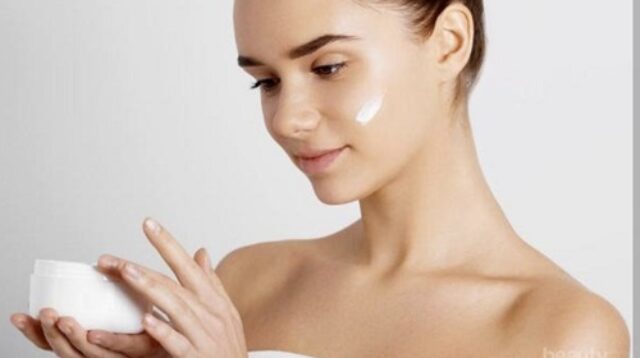 melembapkan atau sekadar membasahi seni memilih moisturizer untuk kulit kering yang haus nutrisi