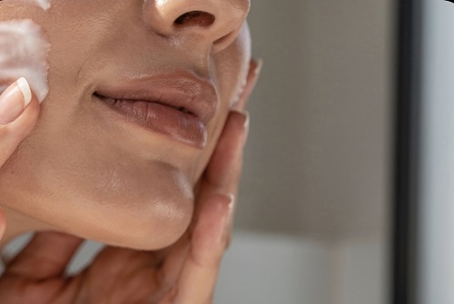 moisturizer terbaik 2026 nggak lengket, nggak bikin bruntusan, bikin kulit sehat glowing seharian + resep overnight oats alpukat lembap dari dalam