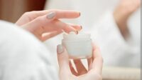 rahasia di balik pintu kamar mengapa cream malam adalah kunci wajah glowing saat bangun tidur