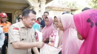 Tinjau Warga Selango yang Terdampak Banjir, Gubernur Al Haris Beri Motivasi Agar Tetap Tegar dan Sabar serta Gelontorkan 1 ton Beras