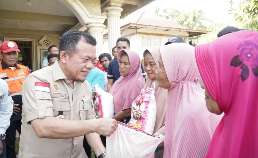 Tinjau Warga Selango yang Terdampak Banjir, Gubernur Al Haris Beri Motivasi Agar Tetap Tegar dan Sabar serta Gelontorkan 1 ton Beras