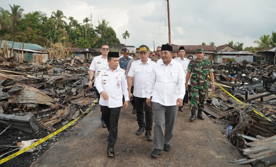 Gubernur Al Haris Tinjau Korban Kebakaran di Tanjab Barat, Serahkan Bantuan dan Ajak Gotong Royong