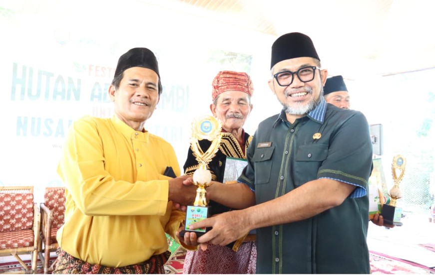 Jambi Percepat Pengakuan Hutan Adat, Sekda Sudirman Tegaskan Komaitmen Menuju 1,4 Juta Hektar Nusantara Lestari Jambi Percepat Pengakuan Hutan Adat, Sekda Sudirman Tegaskan Komaitmen Menuju 1,4 Juta Hektar Nusantara Lestari