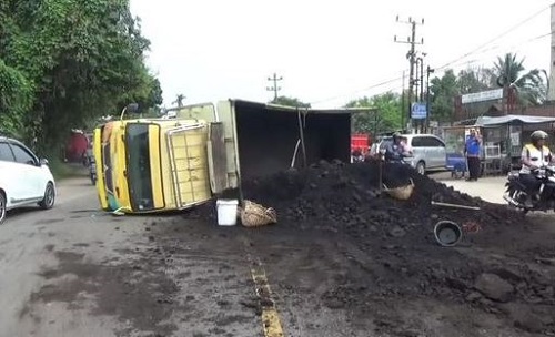 truk batubara terguling di tengah jalan truk batubara terguling di tengah jalan