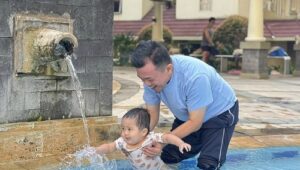 al haris ways di tengah kesibukan memimpin jambi, tangan ini tak pernah jauh dari cucu tersayang