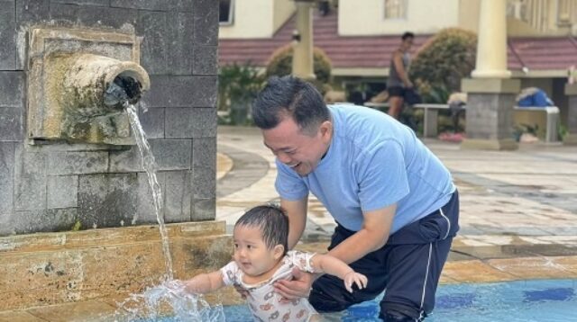 al haris ways di tengah kesibukan memimpin jambi, tangan ini tak pernah jauh dari cucu tersayang