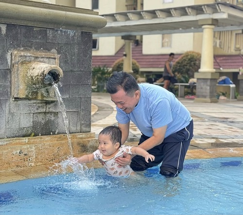 al haris ways di tengah kesibukan memimpin jambi, tangan ini tak pernah jauh dari cucu tersayang al haris ways di tengah kesibukan memimpin jambi, tangan ini tak pernah jauh dari cucu tersayang