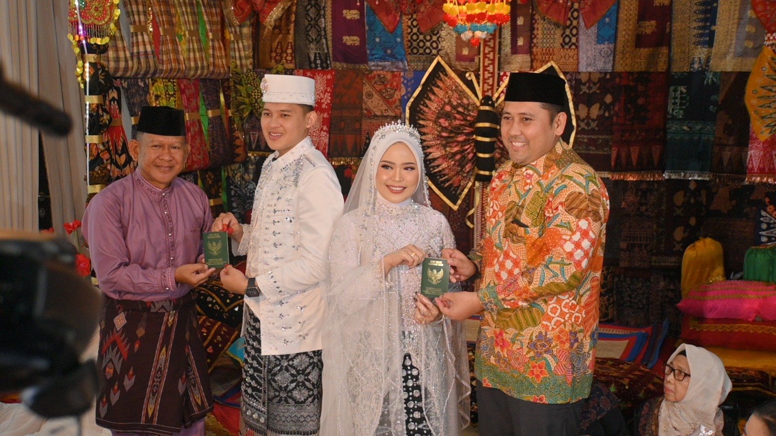 Bupati Merangin, M. Syukur, bersama Wakil Bupati, A. Khafidh, hadir langsung untuk bertindak sebagai saksi dalam prosesi akad nikah putri dari Sekda Merangin, Zulhifni, S.T., M.E.