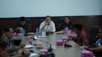Bupati Merangin, M. Syukur, meradang saat memimpin rapat pembahasan harga Tandan Buah Segar (TBS) kelapa sawit di Ruang Rapat Kolonel H. M. Syukur, Kantor Bupati Merangin, Kamis (04/06/2026). 