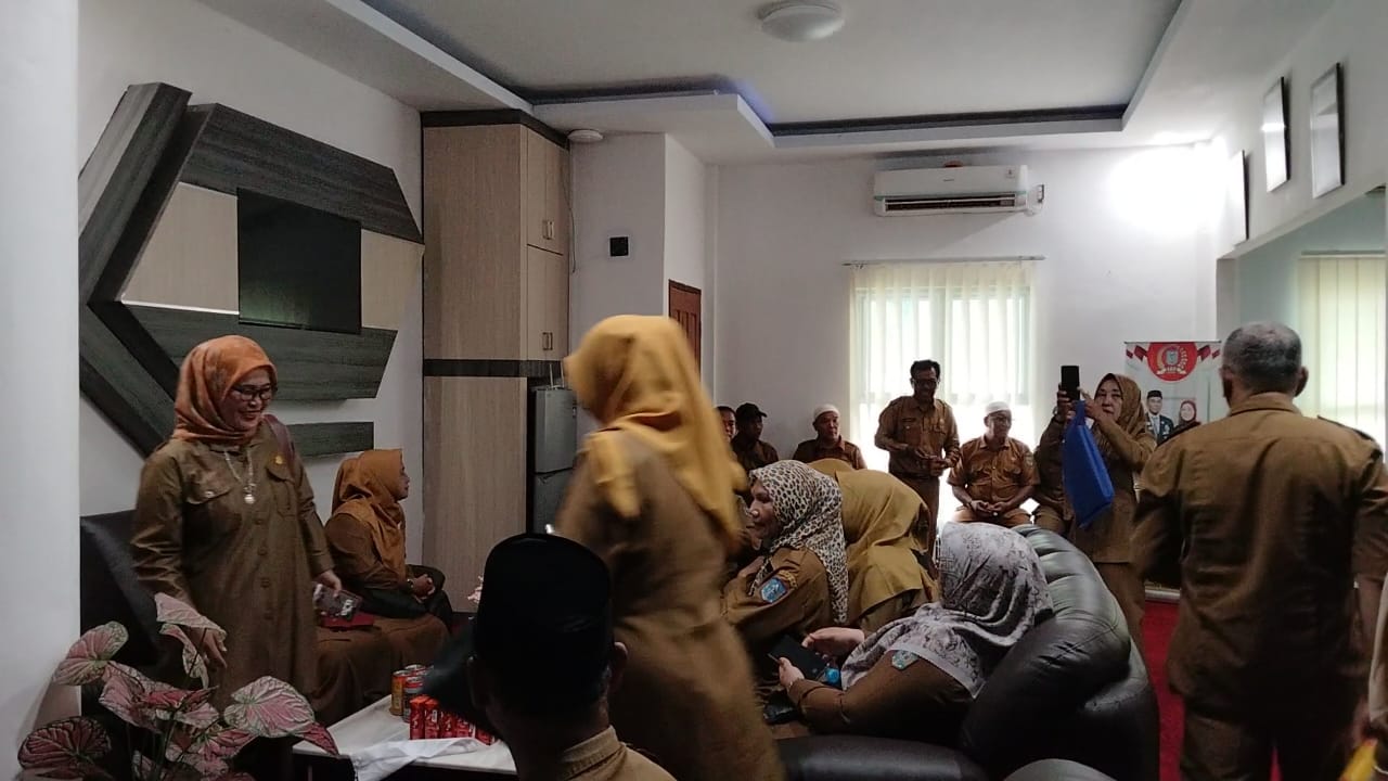 Puluhan kepala sekolah (Kepsek) SD dan SMP di lingkungan Pemerintah Kabupaten Merangin mendatangi Kantor Dinas Pendidikan dan Kebudayaan (Disdikbud) Merangin, Senin (8/6/2026). Puluhan kepala sekolah (Kepsek) SD dan SMP di lingkungan Pemerintah Kabupaten Merangin mendatangi Kantor Dinas Pendidikan dan Kebudayaan (Disdikbud) Merangin, Senin (8/6/2026).