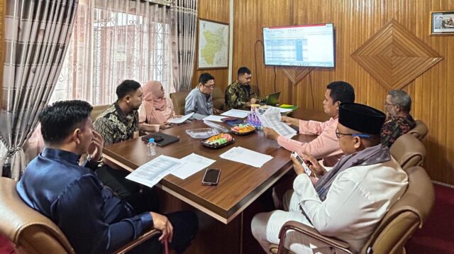 Pertemuan tersebut membahas tindak lanjut ketidakpatuhan pembayaran iuran BPJS Ketenagakerjaan bagi kepala desa, perangkat desa, Badan Permusyawaratan Desa (BPD), serta pekerja rentan desa yang pembiayaannya bersumber dari Dana Alokasi Desa (ADD) Afirmasi Tahun 2025.