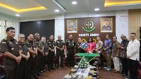 PetroChina International Jabung Ltd. kembali menunjukkan kepeduliannya terhadap peningkatan layanan kesehatan di Provinsi Jambi. Kali ini, perusahaan migas tersebut menyalurkan bantuan dua unit ambulans untuk menunjang operasional Rumah Sakit (RS) Adhyaksa Jambi.