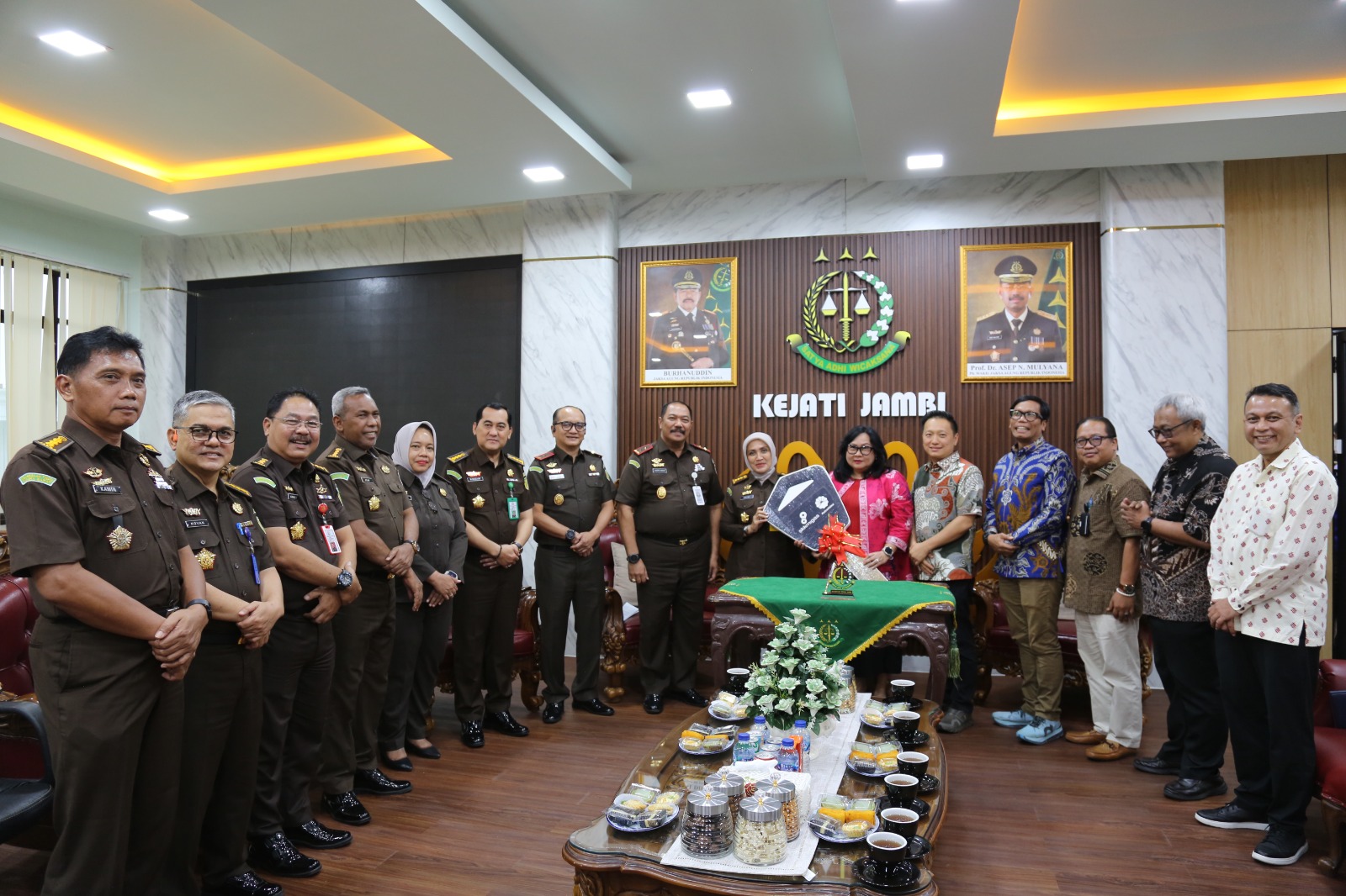 PetroChina International Jabung Ltd. kembali menunjukkan kepeduliannya terhadap peningkatan layanan kesehatan di Provinsi Jambi. Kali ini, perusahaan migas tersebut menyalurkan bantuan dua unit ambulans untuk menunjang operasional Rumah Sakit (RS) Adhyaksa Jambi.