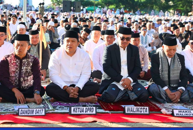 Sholat Idul Adha Bersama Masyarakat di Lapangan Merdeka Sholat Idul Adha Bersama Masyarakat di Lapangan Merdeka