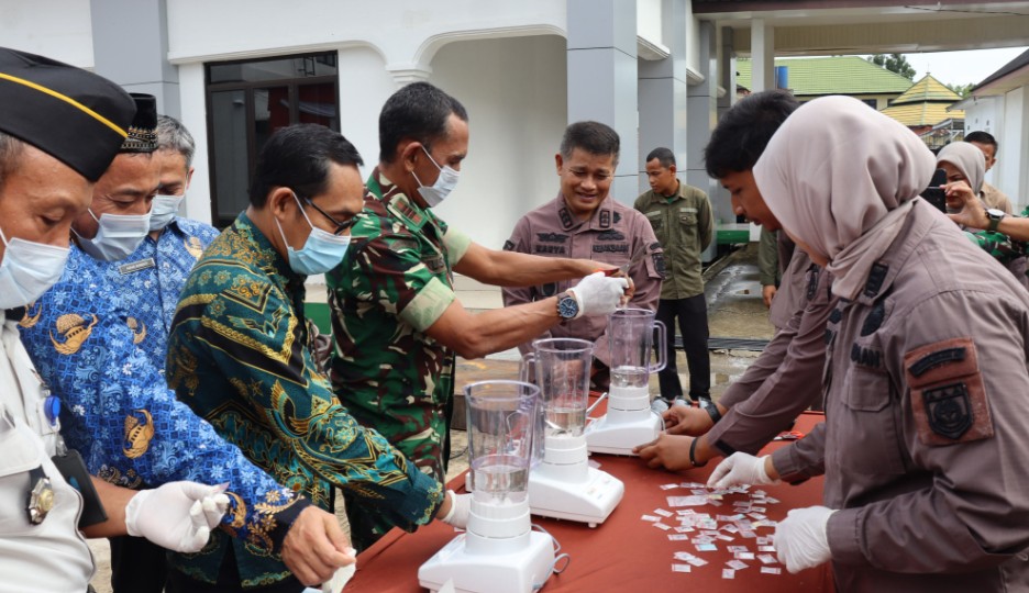 Musnahkan Barang Bukti Inkracht, Kejari Muaro Jambi Tegaskan Perang Melawan Narkoba dan Mafia BBM Musnahkan Barang Bukti Inkracht, Kejari Muaro Jambi Tegaskan Perang Melawan Narkoba dan Mafia BBM