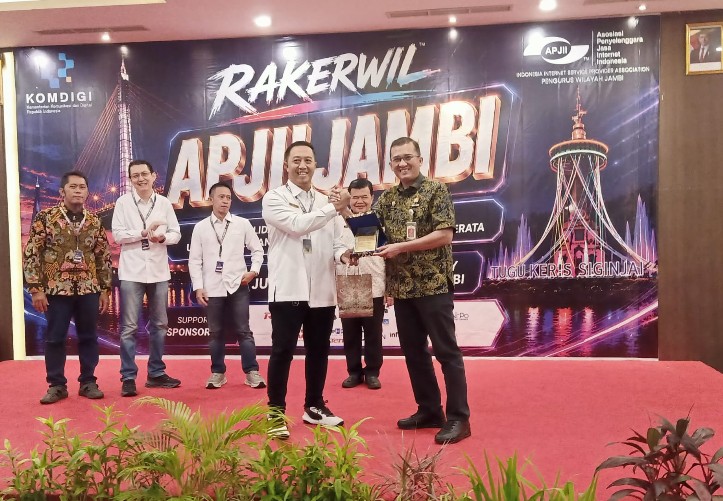 Wakili Gubernur Jambi Buka Rakerwil APJII, Ariansyah Tegaskan Komitmen Hadirkan Internet Terjangkau untuk Masyarakat Wakili Gubernur Jambi Buka Rakerwil APJII, Ariansyah Tegaskan Komitmen Hadirkan Internet Terjangkau untuk Masyarakat