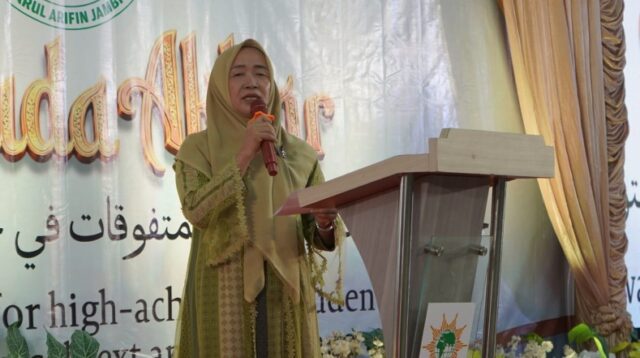 Hj Hesti Haris Hadiri Wisuda Akbar Ponpes Darul Arifin ke-5