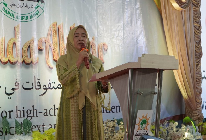 Hj Hesti Haris Hadiri Wisuda Akbar Ponpes Darul Arifin ke-5