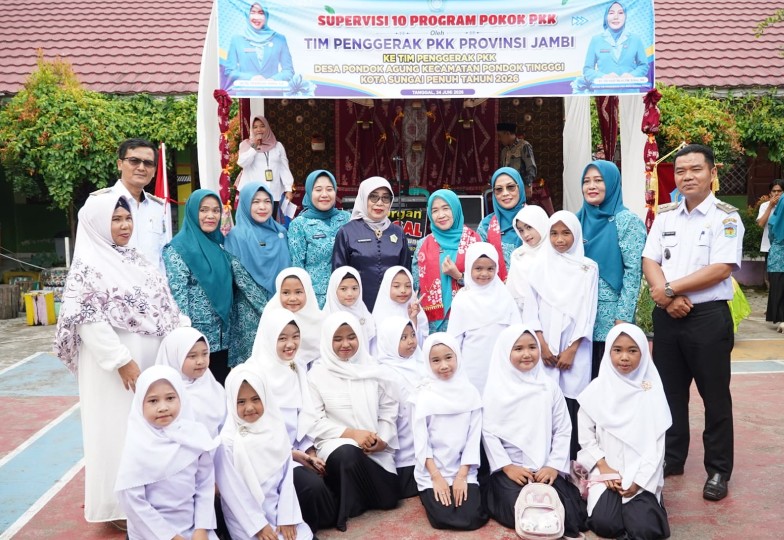 Tinjau 10 Program Pokok PKK di Desa Pondok Agung, Hj. Hesti Haris Apresiasi Kreativitas Ibu-Ibu