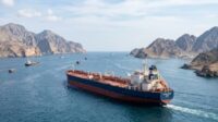 Kapal Mulai Keluar Selat Hormuz, Harga Minyak Dunia Melemah