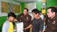 Mengharukan! Kajati Jambi Sugeng Hariadi Lunasi Tunggakan Sekolah dan Biaya Ijazah Dua Siswa Miskin dengan Uang Pribadi