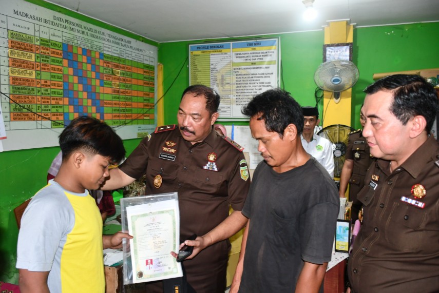 Mengharukan! Kajati Jambi Sugeng Hariadi Lunasi Tunggakan Sekolah dan Biaya Ijazah Dua Siswa Miskin dengan Uang Pribadi