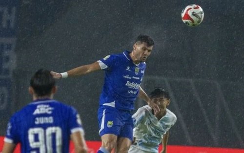 bobotoh full senyum! persib bandung resmi perpanjang kontrak julio cesar, ini durasi dan nilainya