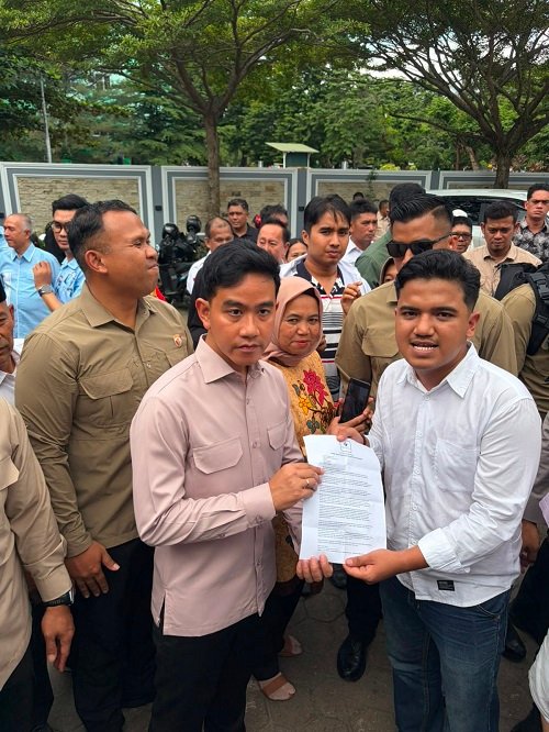 dihadapan wapres gibran, mahasiswa minta pemerintah selamatkan candi muaro jambi dari kepungan stokpile batu bara