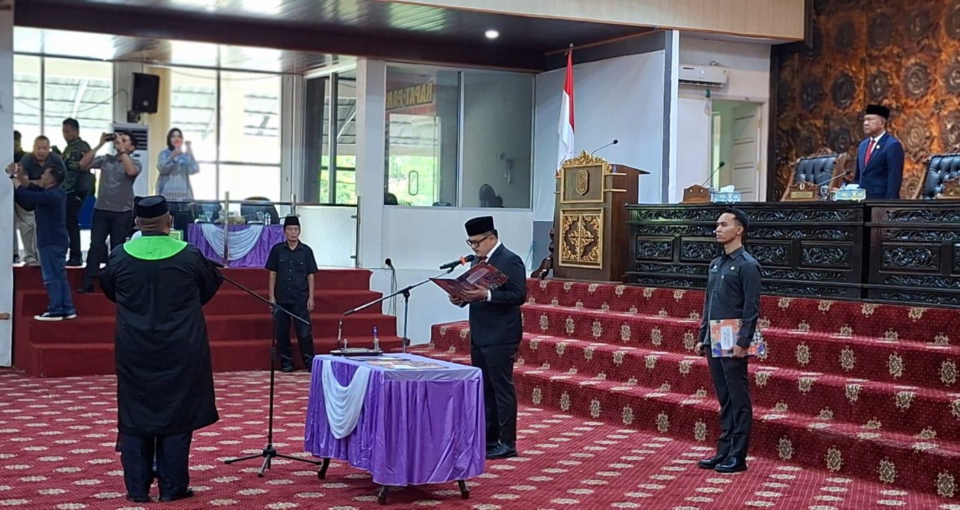 Dalam prosesi tersebut, Wike Efrilla T. dari Partai NasDem resmi dilantik menggantikan posisi almarhum M. Yani, legislator senior yang tutup usia pada 15 Januari 2026 lalu. Dalam prosesi tersebut, Wike Efrilla T. dari Partai NasDem resmi dilantik menggantikan posisi almarhum M. Yani, legislator senior yang tutup usia pada 15 Januari 2026 lalu.