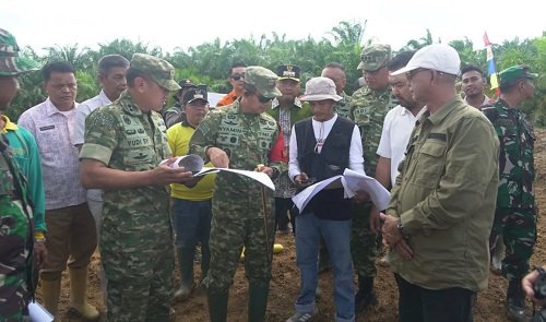 percepat ketahanan pangan! danrem 042 gapu turun langsung tinjau cetak sawah rakyat di tebo