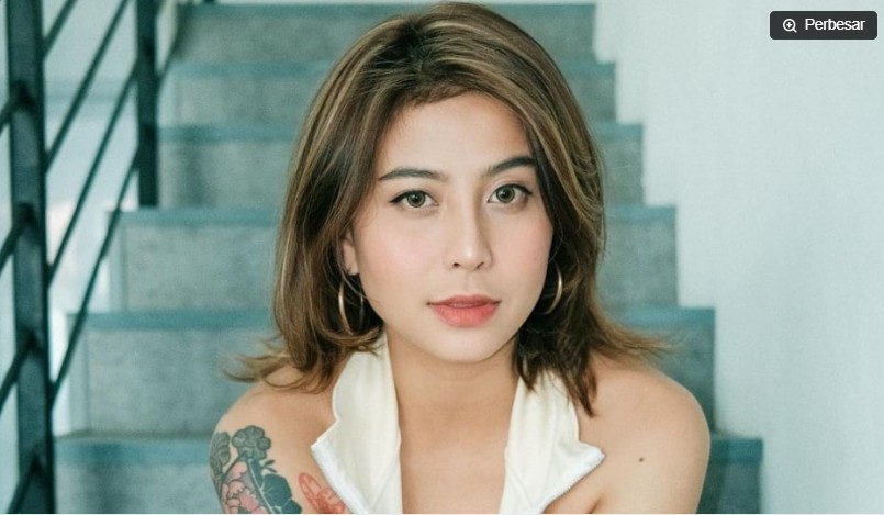 Awkarin Buka Suara soal Hanania Travel, Serahkan Uang ke Polisi Demi Korban Awkarin Buka Suara soal Hanania Travel, Serahkan Uang ke Polisi Demi Korban