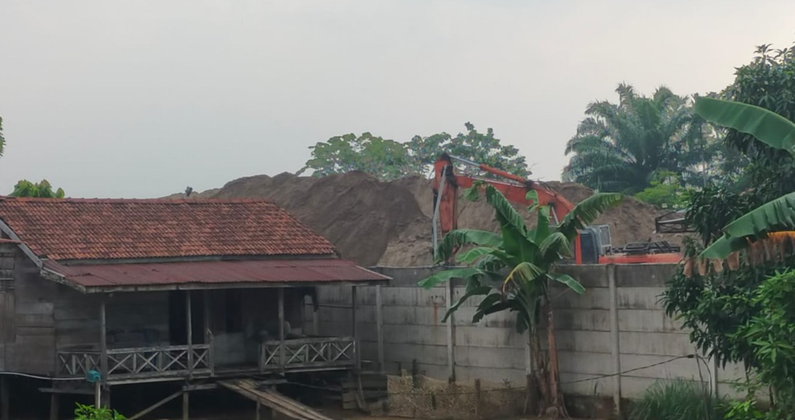 Rumah Warga Retak hingga Bocor, Aktivitas Stokpile Pasir di Tengah Permukiman Penyengat Olak Diprotes Rumah Warga Retak hingga Bocor, Aktivitas Stokpile Pasir di Tengah Permukiman Penyengat Olak Diprotes