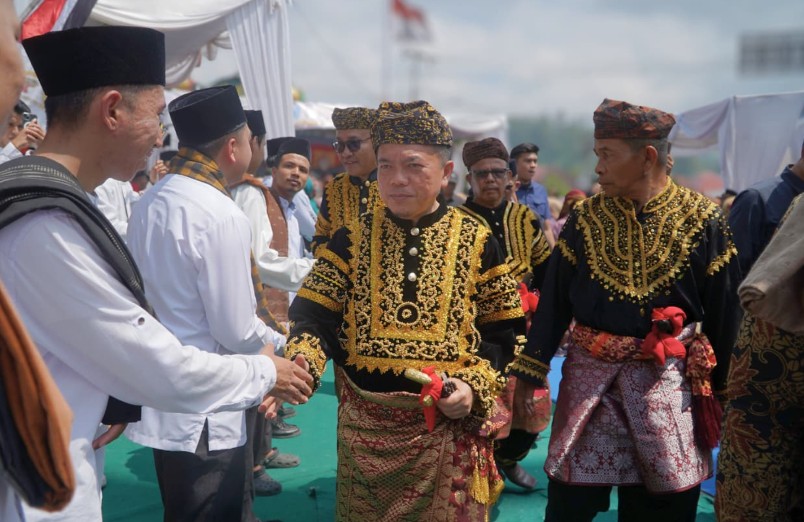 Gubernur Al Haris Dianugerahi Gelar Adat Kehormatan Depati Amanah Negroi Tanoh Sunge Pnoh