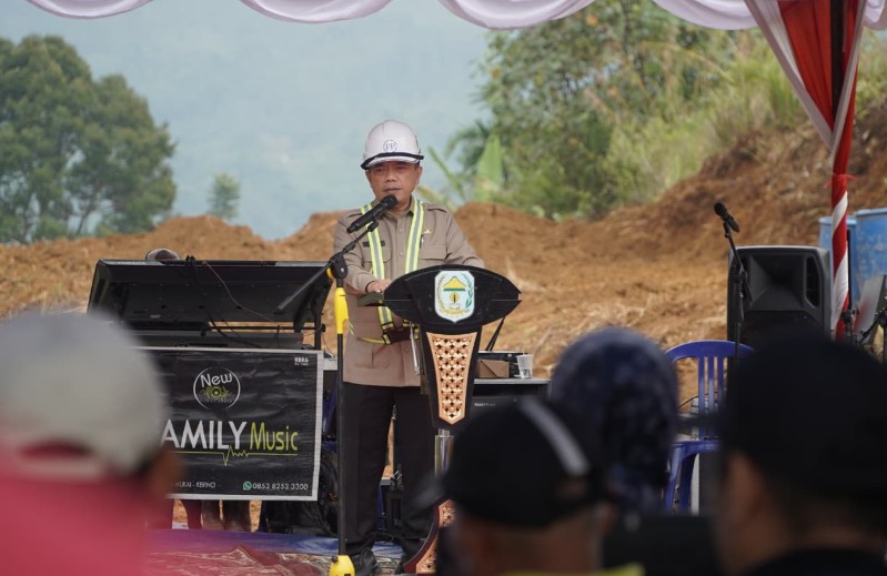Gubernur Al Haris Letakkan Batu Pertama Pembangunan RSUD Bukit Tengah di Kerinci Gubernur Al Haris Letakkan Batu Pertama Pembangunan RSUD Bukit Tengah di Kerinci