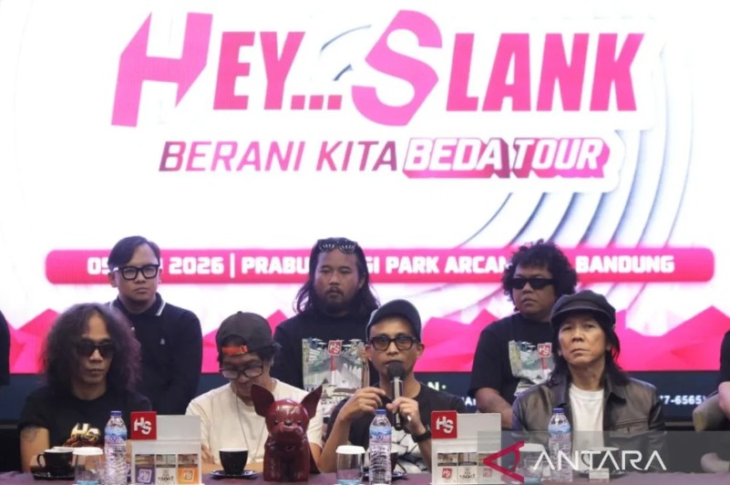 Slank Guncang Bandung! Nostalgia Formasi 14 Bikin Ribuan Slankers Membludak
