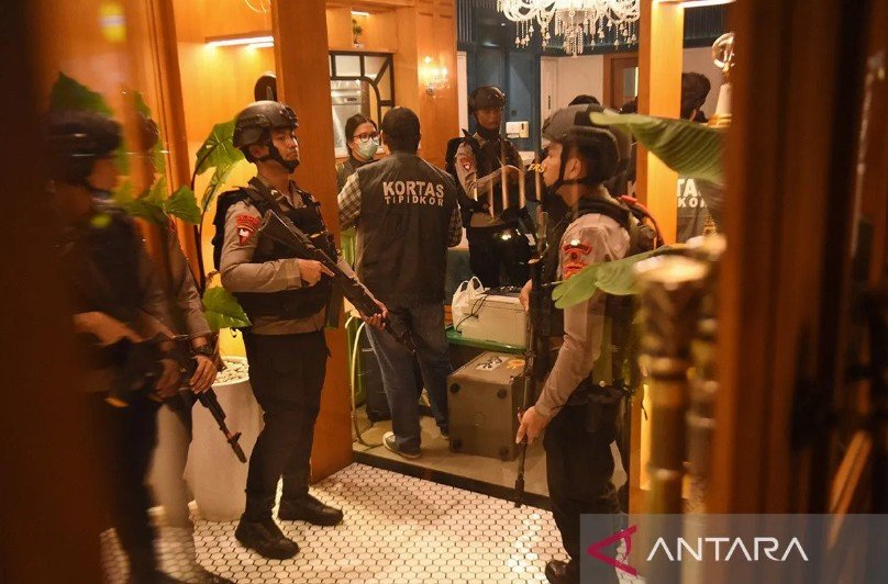 Tim Gabungan Geledah 12 Lokasi Kasus Dugaan Korupsi, Uang Miliaran dan Emas Jadi Sorotan Tim Gabungan Geledah 12 Lokasi Kasus Dugaan Korupsi, Uang Miliaran dan Emas Jadi Sorotan