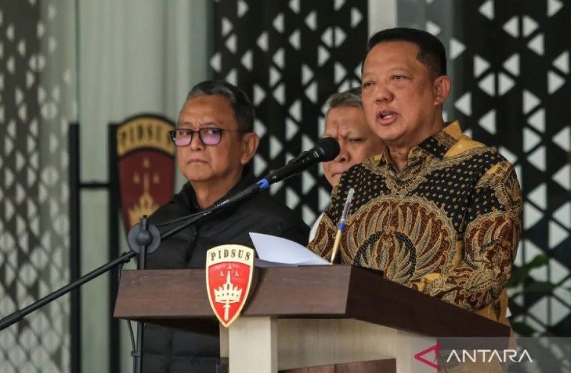 Plt Jampidsus Tetapkan F dan DR Jadi Tersangka Kasus Korupsi Batu Bara Plt Jampidsus Tetapkan F dan DR Jadi Tersangka Kasus Korupsi Batu Bara