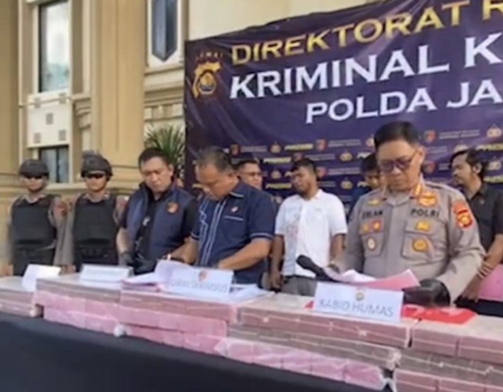 Polda Jambi Bekuk Tiga Tersangka Kasus Pembobolan Rekening Nasbah Bank Jambi Senilai Rp144,82 Miliar