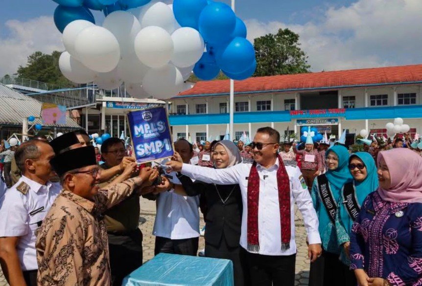 Pantau Pelaksanaan MPLS, Walikota Sungai Penuh Serahkan Seragam Gratis Siswa Baru