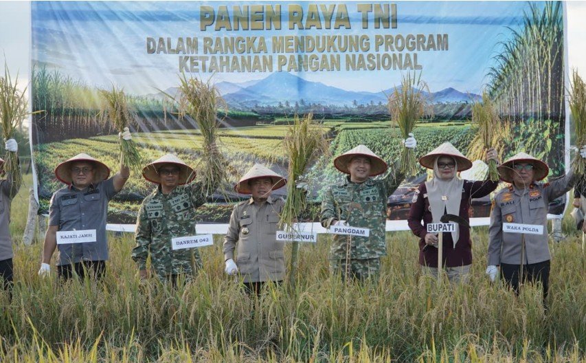 Gubernur Al Haris Hadiri Panen Raya TNI di Desa Kota Baru Geragai, Dukung Ketahanan Pangan