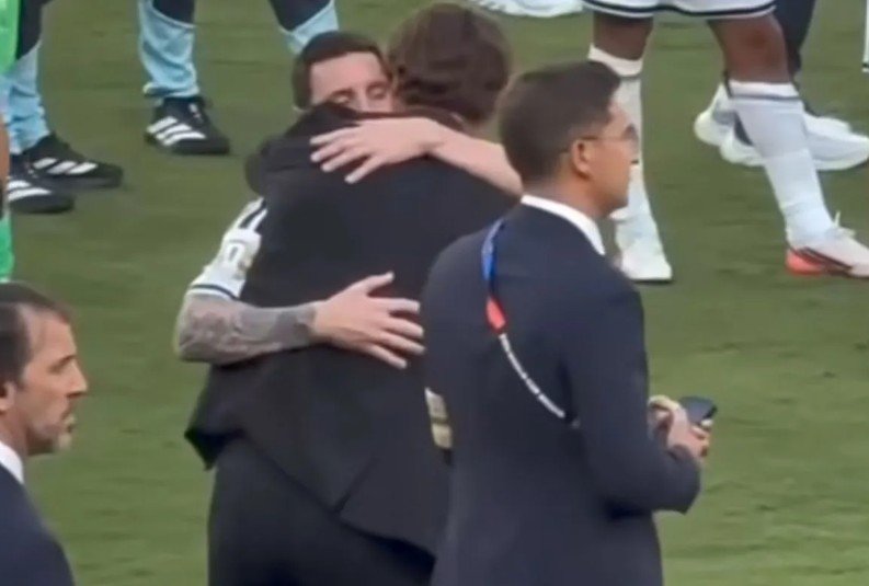 Momen Haru! Sergio Ramos Peluk Lionel Messi Usai Final Piala Dunia 2026